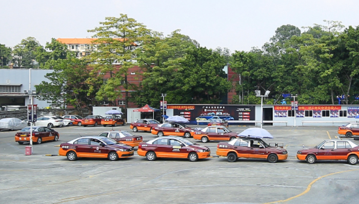 广州知名驾校跑路：公司人去楼空，大量学员退款难