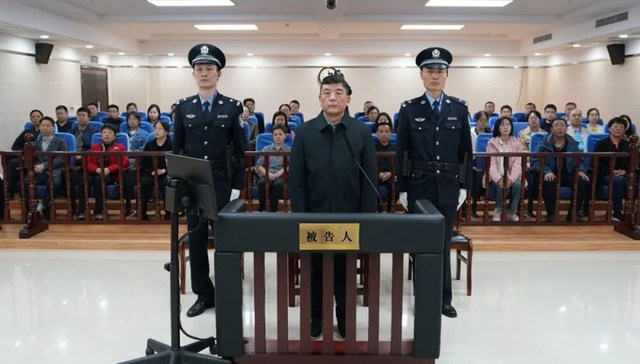 湖北省原副省长曹广晶受审：被控受贿2.16亿，泄露内幕信息获利1042万