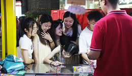 買彩票抽小卡，是年輕人的自得其樂(lè)還是買櫝還珠？| 編輯部聊天室