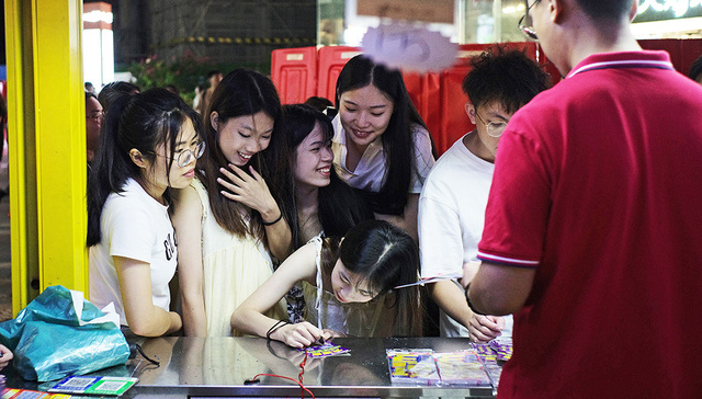 买彩票抽小卡，是年轻人的自得其乐还是买椟还珠？| 编辑部聊天室