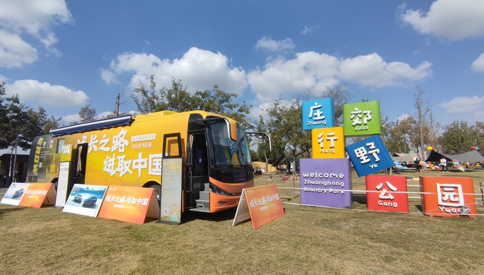 在郊野美景中感受上海“城·长”故事，“奋斗移动美术馆”再赴庄行