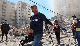 【图集】至少31名记者在巴以冲突中遇难：聚焦记录硝烟历史的战地记者