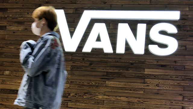 滑板鞋不够Vans吃老本，北面独涨难救威富集团营收下滑