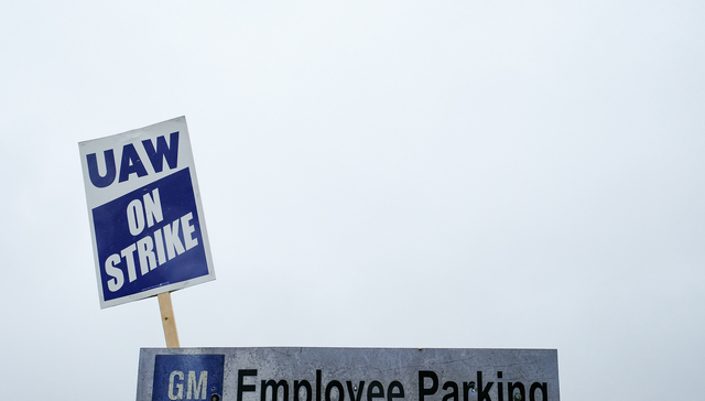 底特律三巨头全部与UAW达成临时协议，近5万名美国汽车工人结束6周罢工