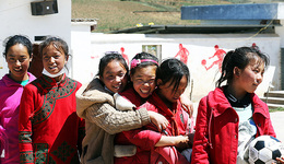 【图集】“踢”出大山：乡村里的女子足球