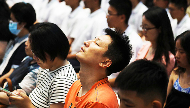 【图集】焦虑时代，“疗愈经济”能拯救年轻人吗？