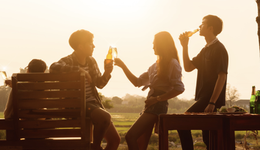 年轻人新式“薅羊毛”：700元夕阳团旅行、40元老年大学上课