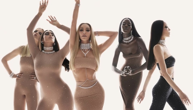 Skims x 施华洛世奇联名系列，Loro Piana 开启雪季假期篇章｜是日美好事物