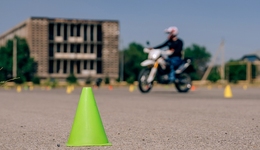 “一天拿到摩托驾照”背后：驾校层层抽成、代理报价翻倍