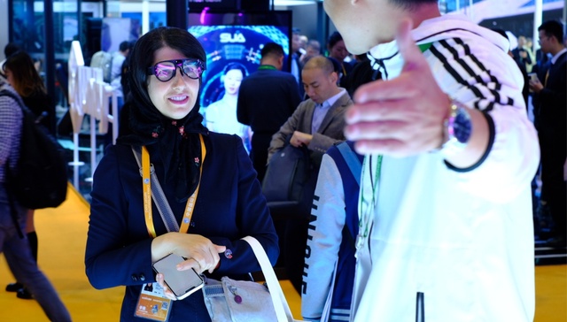 戴硬核眼镜感受“头号玩家”的快乐！进博会AI体验继续升级｜进博会未来范儿