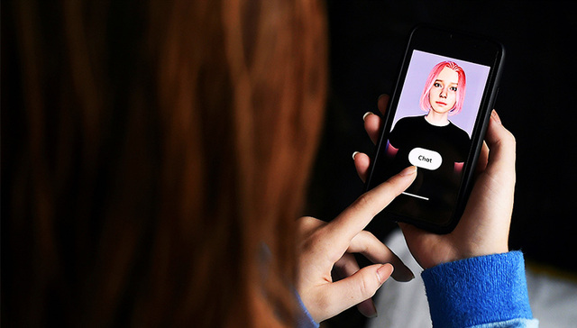 【图集】ChatGPT又变强了？从与逝者“对话”到日常陪伴，镜头下的聊天机器人