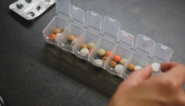 瞄准美团京东买药，抖音快手能否“大力出奇迹”？