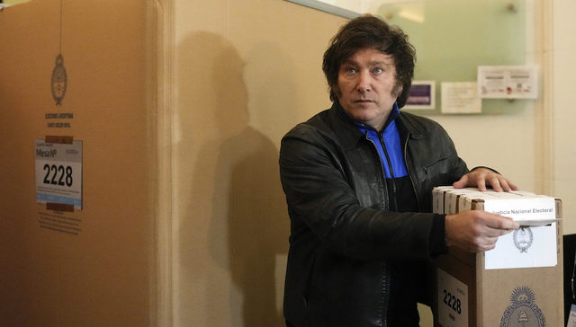 阿根廷总统决选在即，全球110名经济学家联名警告“美元化”风险