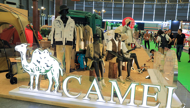 【深度】谁在买骆驼？始祖鸟、北面“平替”搅动冲锋衣市场