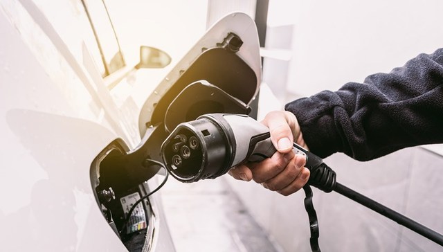 直通部委 | 15城试点公共领域车辆全面电动化 前三季度新设民营企业同比增长15.3%