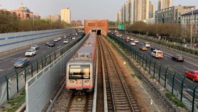 去年北京地铁人均运营成本14元，公交近12元、亦庄T1线242元