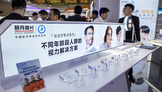 当卖一副眼镜只赚两块钱，线下眼镜店开始寻找新生意