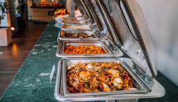 万元酒店自助年卡，“粘不住”年轻人