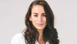 35岁，她接替了CEO