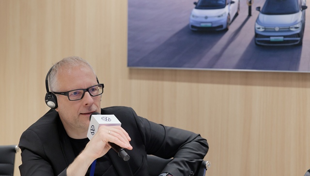 大众乘用车中国CEO孟侠：降价成本将转移至消费者，小米等科技公司入局加剧竞争 | 2023广州车展