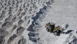 兩年內首次，碳酸鋰現(xiàn)貨報價跌破15萬元關口 | 鋰價動態(tài)