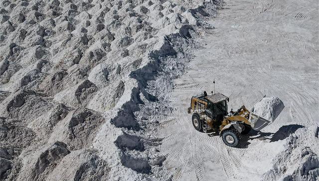 两年内首次，碳酸锂现货报价跌破15万元关口 | 锂价动态