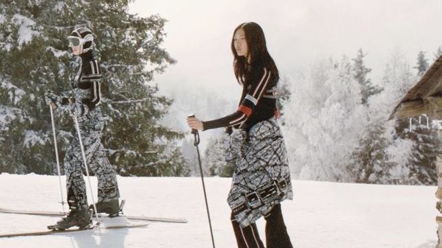 迪奥滑雪系列“DIOR ALPS”上线，麦昆2024年早春女装系列夸张蝴蝶元素｜是日美好事物