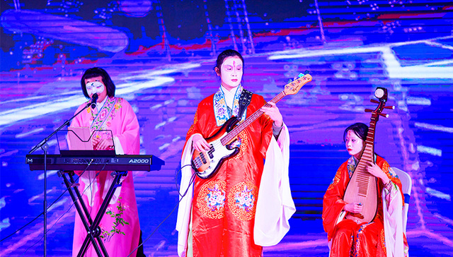 【图集】跨界摇滚，直播“斗戏”：“奶奶辈儿”的戏曲走近年轻人