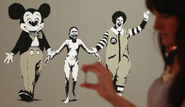 神秘街头艺术家班克西或曾透露真实身份，创作者不满Spotify新版税政策 | 文化周报