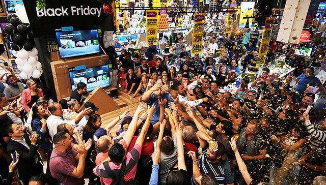 每周奇趣掠影丨欧美版“双十一”各国涌现抢购热潮；意大利开设首家动物餐厅