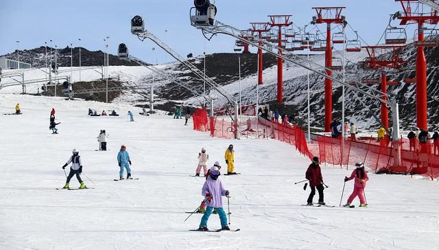 滑雪热度持续，新疆凭什么成为“新宠”？