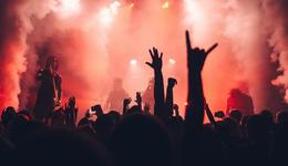 花3000万开演唱会，小杨哥拿了辛巴的剧本？