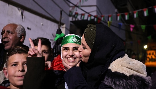 巴以临时停火进入第二天，双方互换人质