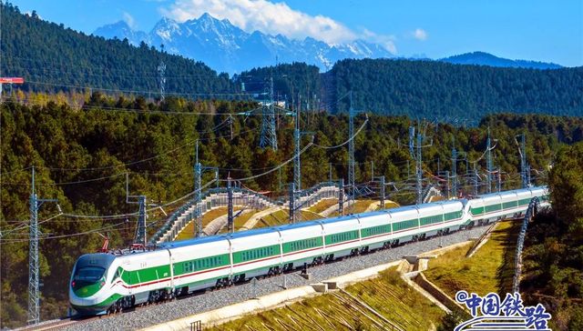 今日起，可以坐动车去香格里拉了