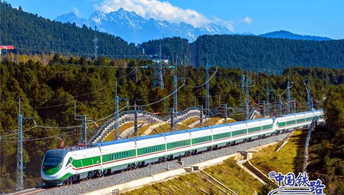 今日起，可以坐动车去香格里拉了