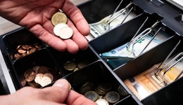 一人借1万三季度赚3.2亿，嘉银科技获客成本高还是低？