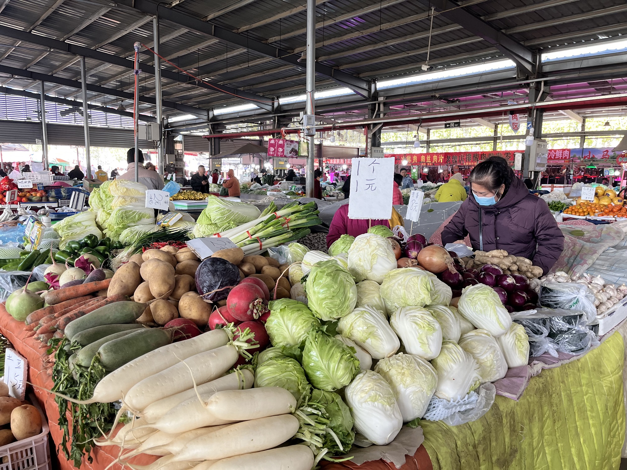 卖水果的摊位描述已自动生成