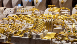 IPO雷達(dá)｜老鋪黃金棄A赴港：鑲嵌產(chǎn)品3個(gè)月收入突增2.5億，SKP銷(xiāo)售數(shù)據(jù)打架？