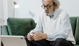 深夜直播间里“卖苦”的老年人：熬夜赚下100块，90块给了MCN