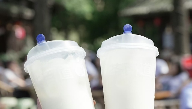 茶百道与霸王茶姬联手生产纸杯吸管