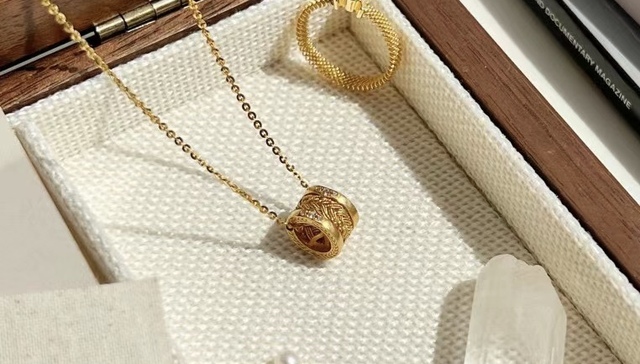 年轻人不吃老一套，黄金品牌被逼学“种草”