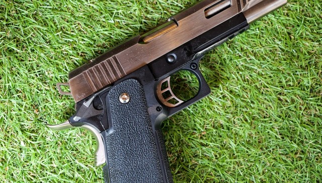 法治面｜广东深圳一外贸商生产枪支零部件被判处无期，焦点：是否为枪支专用？