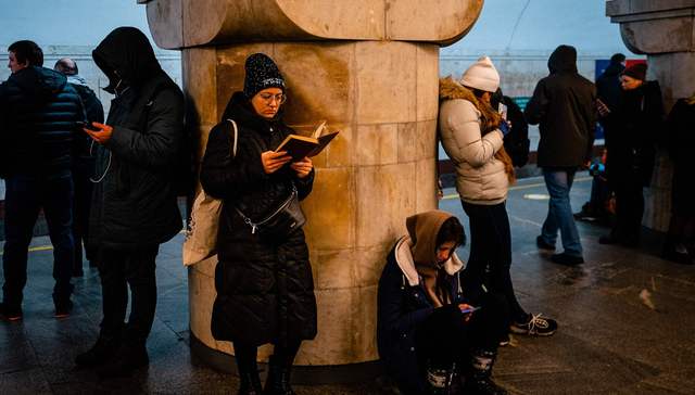 蓝领白领皆是螺丝钉，稍有不慎便滑至主流之外 | 一周新书推荐