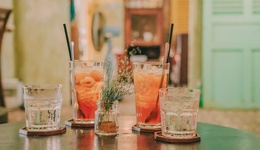 茅台带着周杰伦，抢不了百润的生意