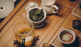 燕窝、益生菌、小粉瓶：这届年轻人的“健康税”？