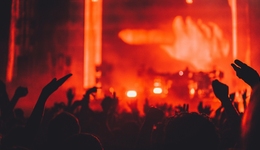 一张“纸片”卖4万，这门暴利生意，崩了？