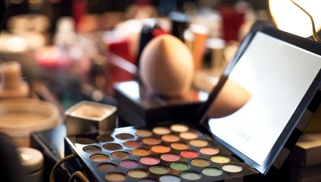 拼多多,阿里巴巴,美妆,电商,下沉市场,