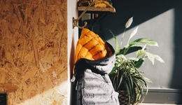 拒绝“羽绒服刺客”，年轻人带火军大衣