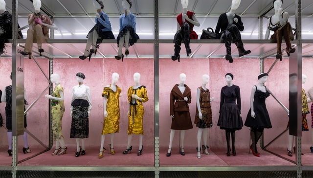 普拉达跻身奢侈品一梯队的野心，都在这场展览里