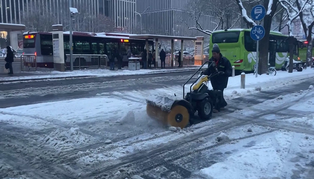 受降雪影响，郑州112趟列车停运，全国134个路段封闭